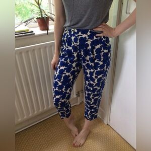 H&M Blue and White Cropped Pants with Giraffe Print